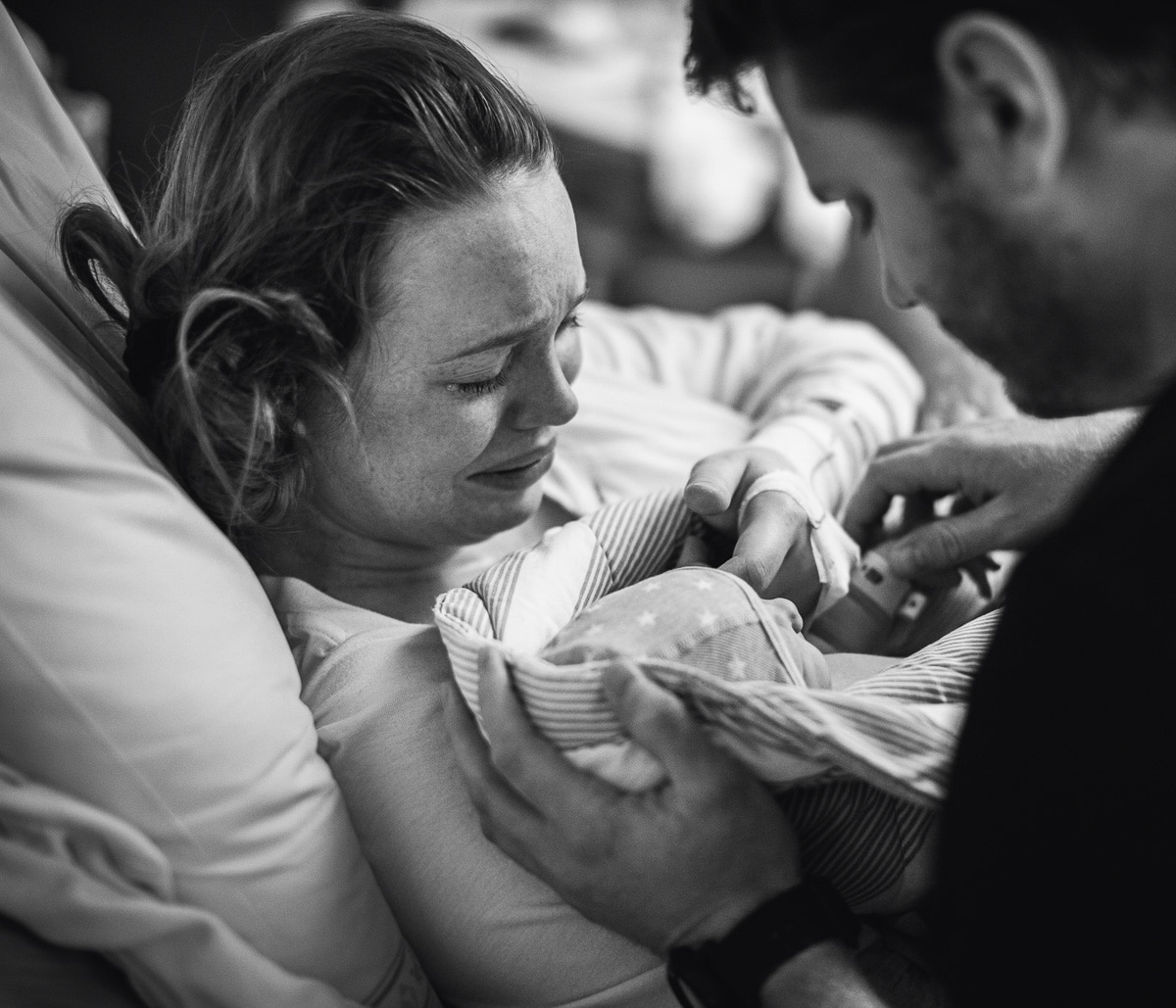 Mamma får se sin nyfödda bebis för första gången