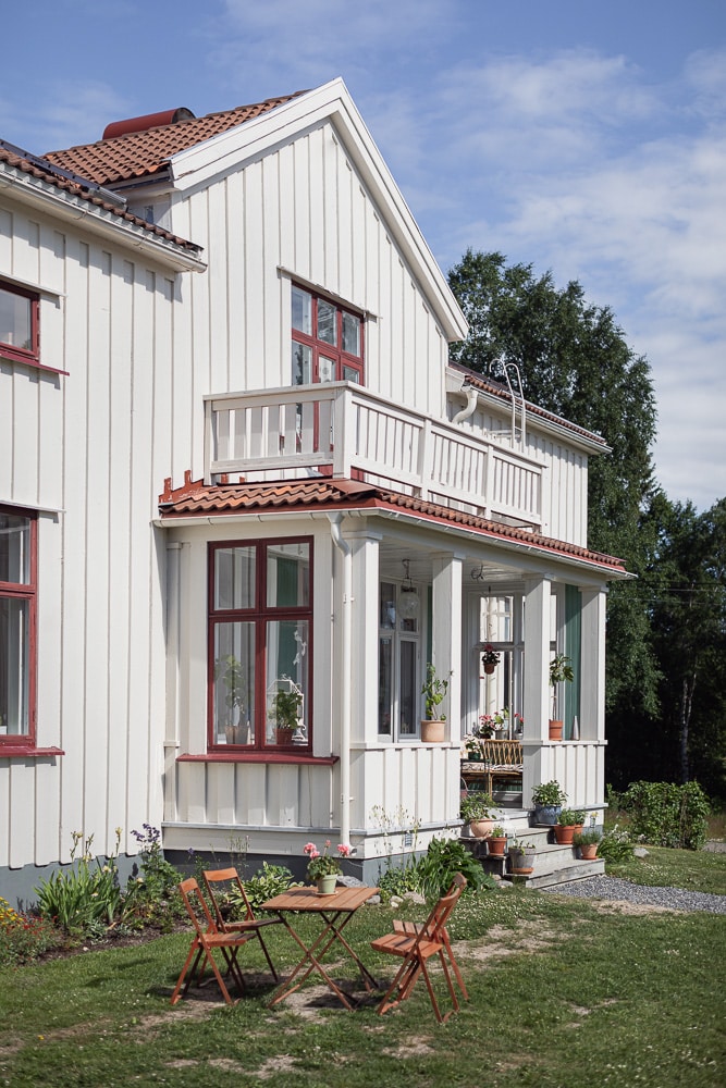 Stort vitt hus med röda knutar